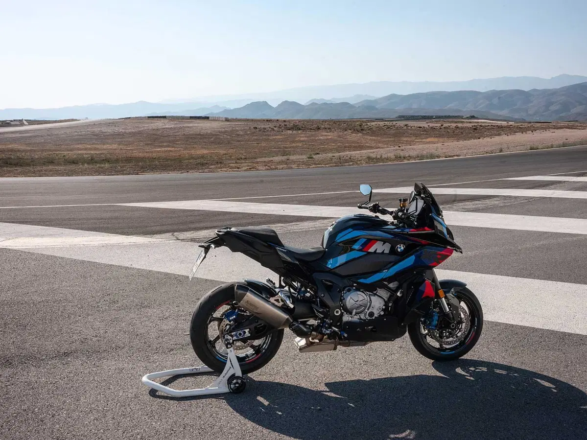 BMW M 1000 XR, crossover in salsa racing (35)