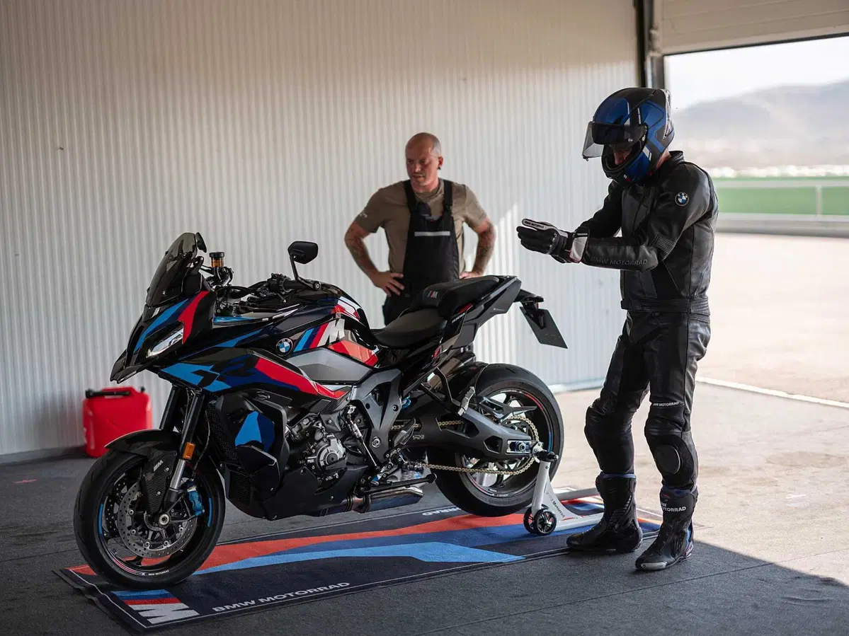 BMW M 1000 XR, crossover in salsa racing (43)