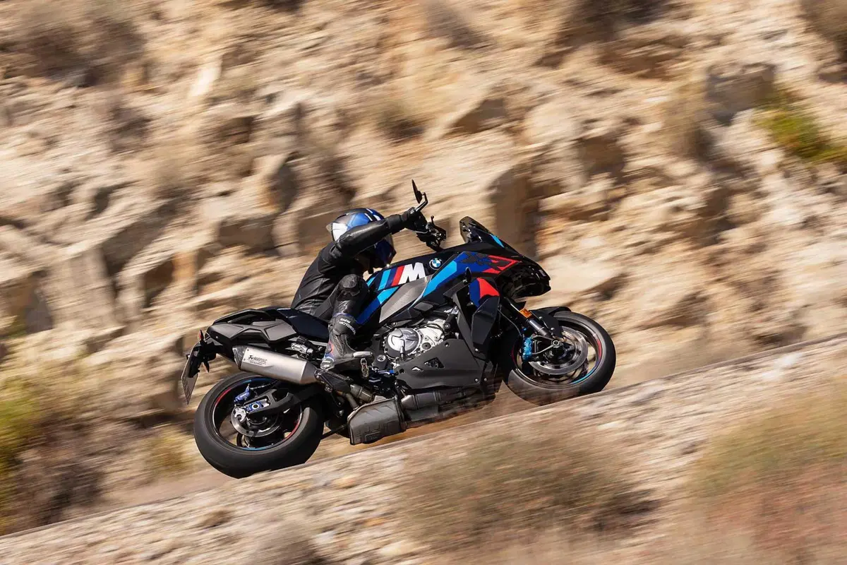 BMW M 1000 XR, crossover in salsa racing (45)