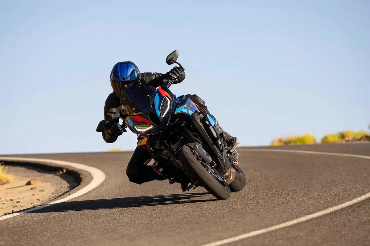 BMW M 1000 XR, crossover in salsa racing (50)