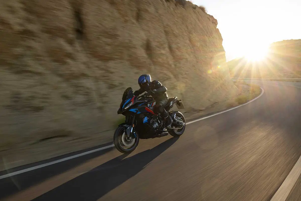 BMW M 1000 XR, crossover in salsa racing (49)