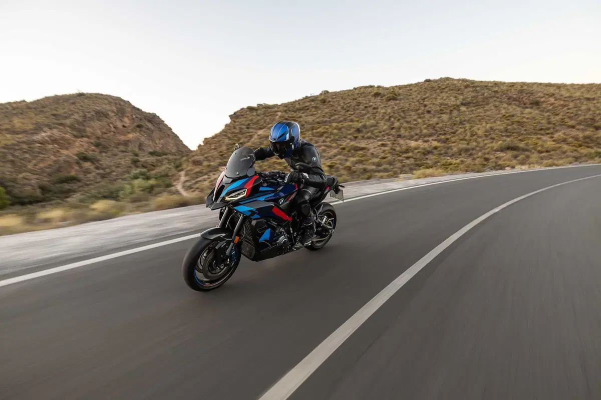 BMW M 1000 XR, crossover in salsa racing (46)