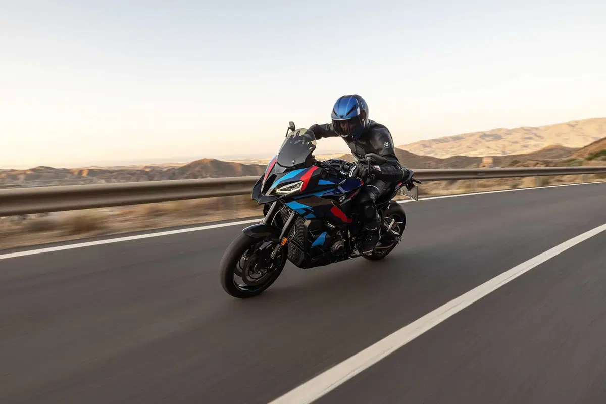 BMW M 1000 XR, crossover in salsa racing (48)