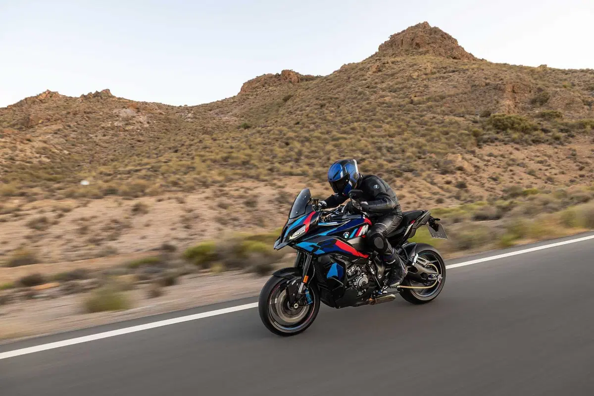 BMW M 1000 XR, crossover in salsa racing (52)