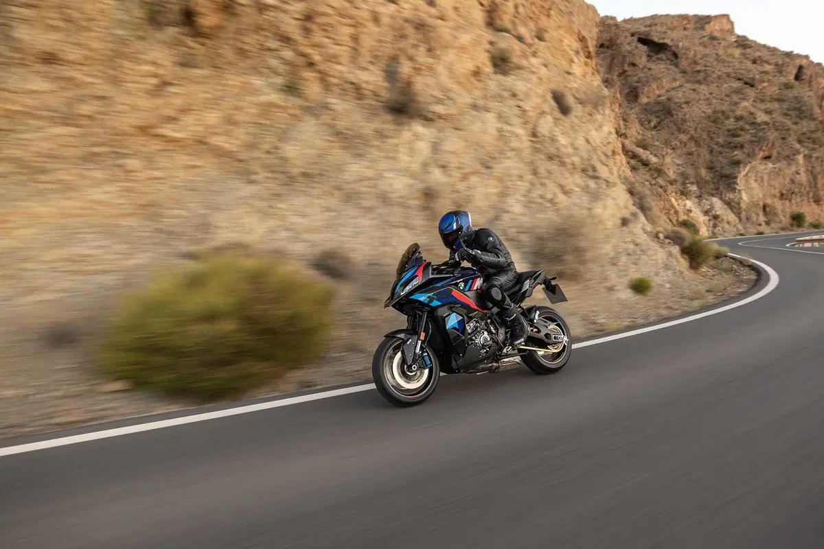BMW M 1000 XR, crossover in salsa racing (53)