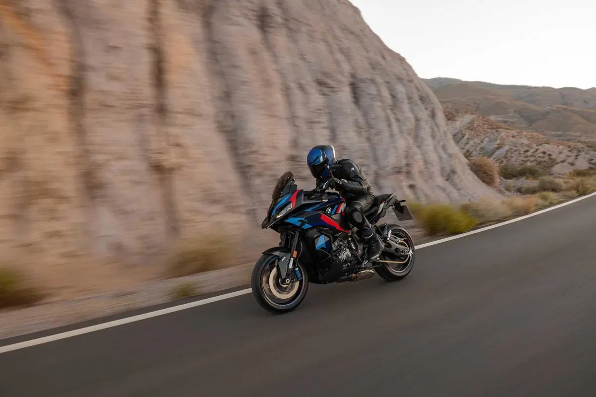 BMW M 1000 XR, crossover in salsa racing (56)