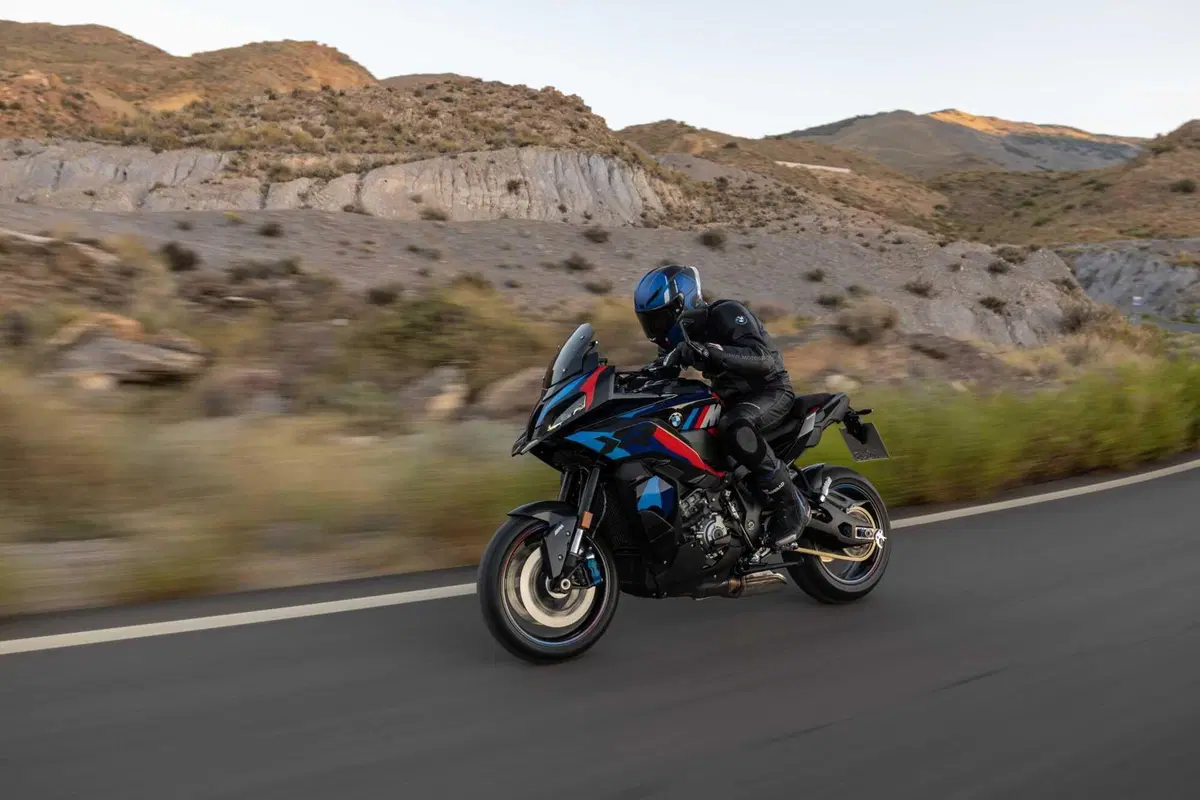 BMW M 1000 XR, crossover in salsa racing (58)