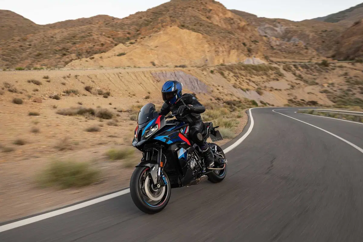 BMW M 1000 XR, crossover in salsa racing (55)
