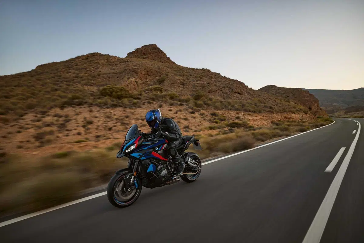 BMW M 1000 XR, crossover in salsa racing (59)