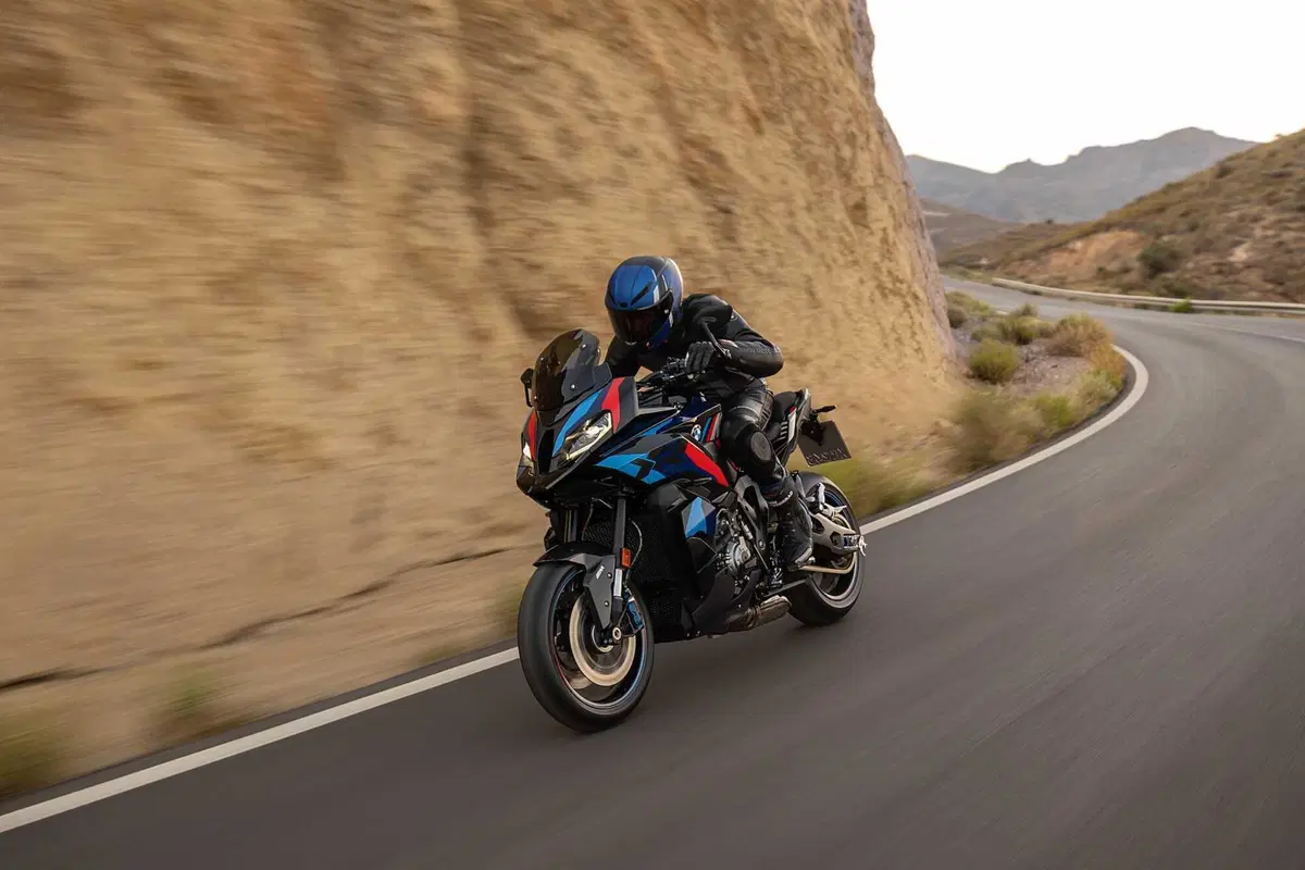 BMW M 1000 XR, crossover in salsa racing (57)