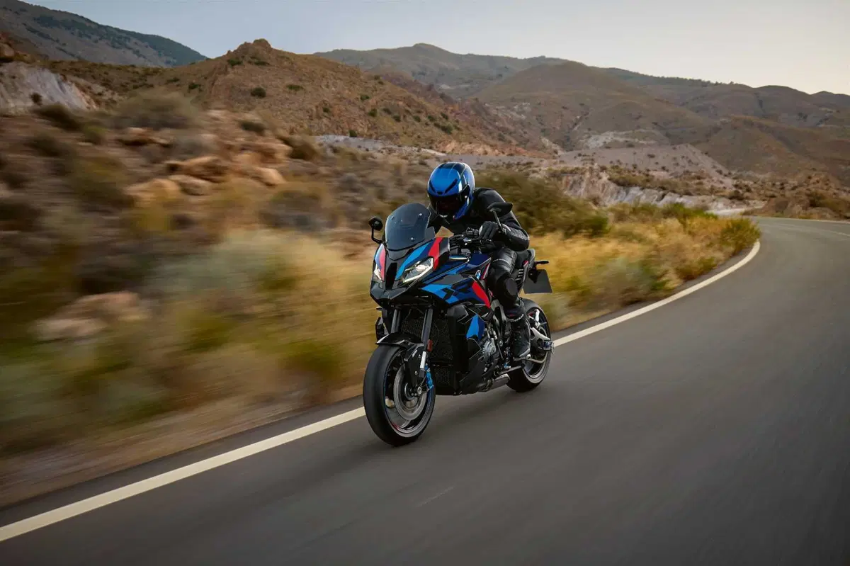 BMW M 1000 XR, crossover in salsa racing (60)