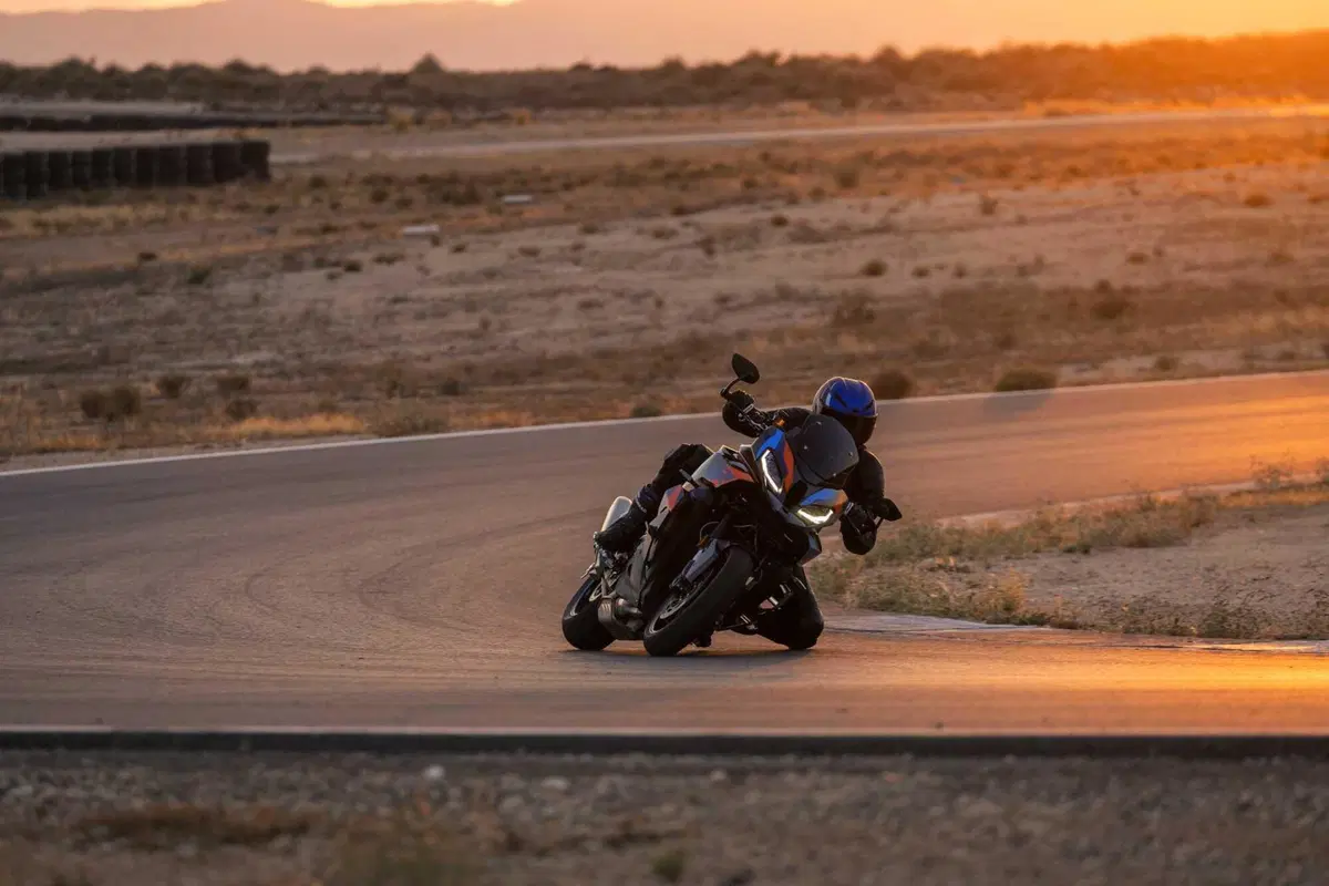 BMW M 1000 XR, crossover in salsa racing (61)