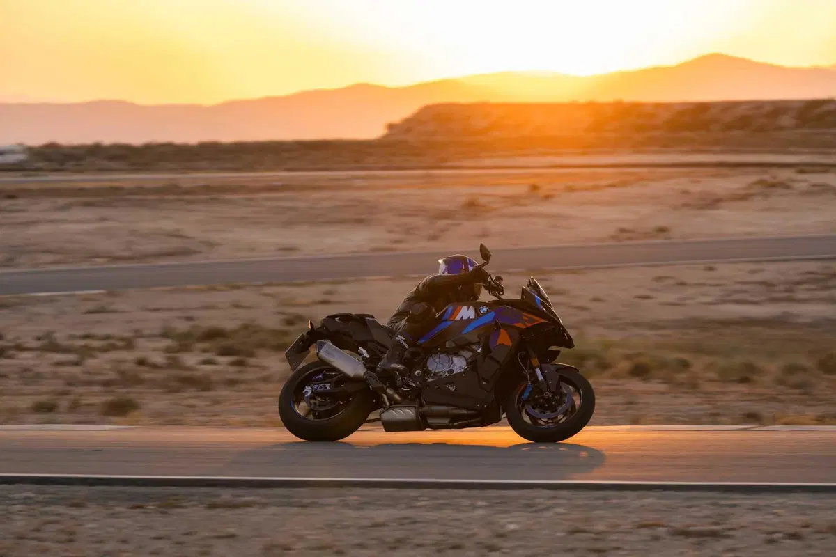BMW M 1000 XR, crossover in salsa racing (62)