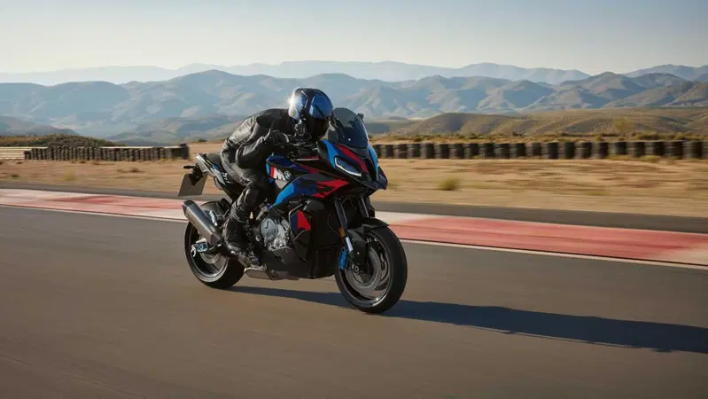 BMW M 1000 XR, crossover in salsa racing