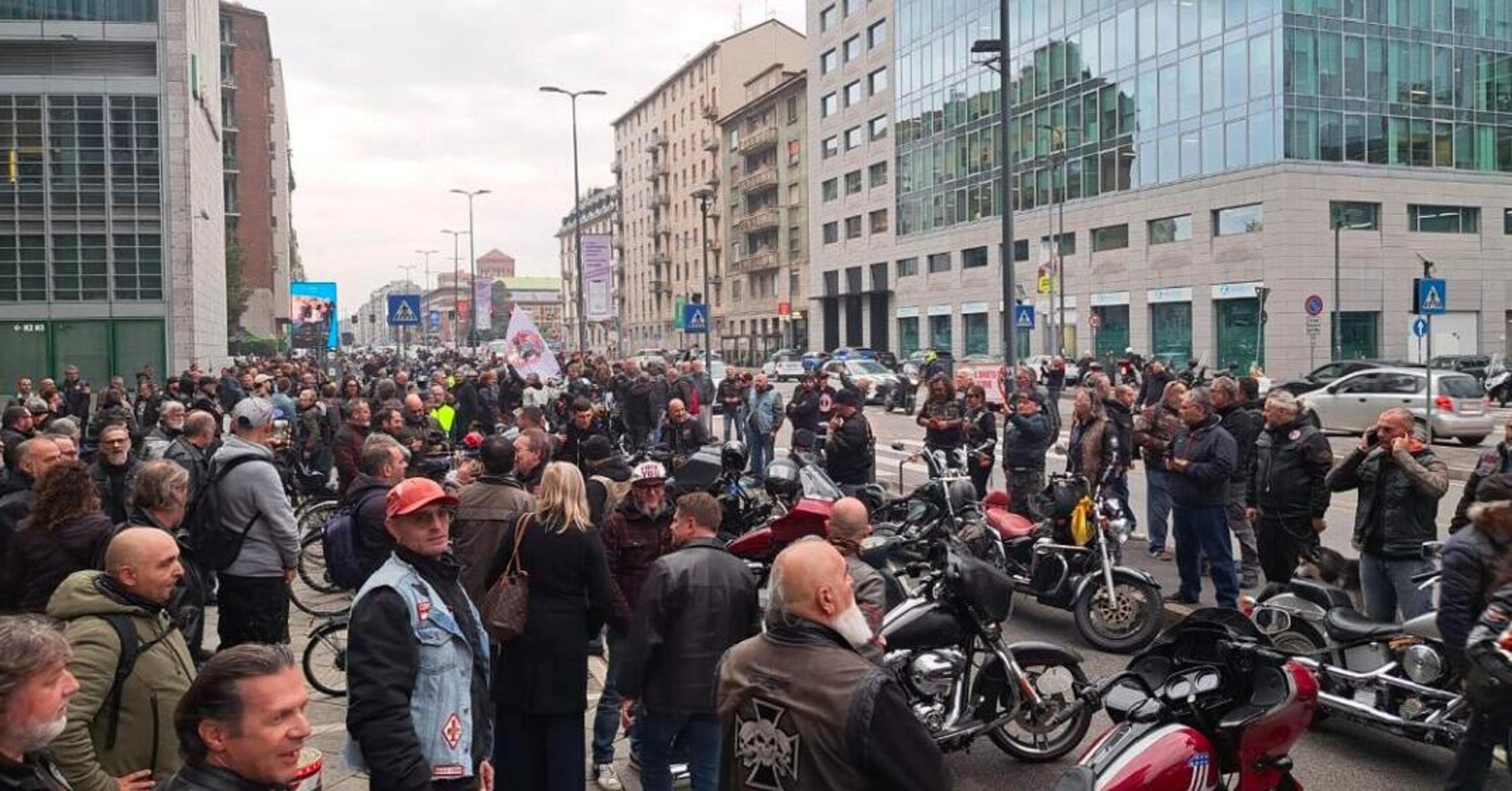 Motociclisti in protesta a Milano: 600 moto in corteo fino alla regione. Ecco perch&eacute;
