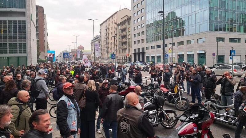 Motociclisti in protesta a Milano: 600 moto in corteo fino alla regione. Ecco perch&eacute;
