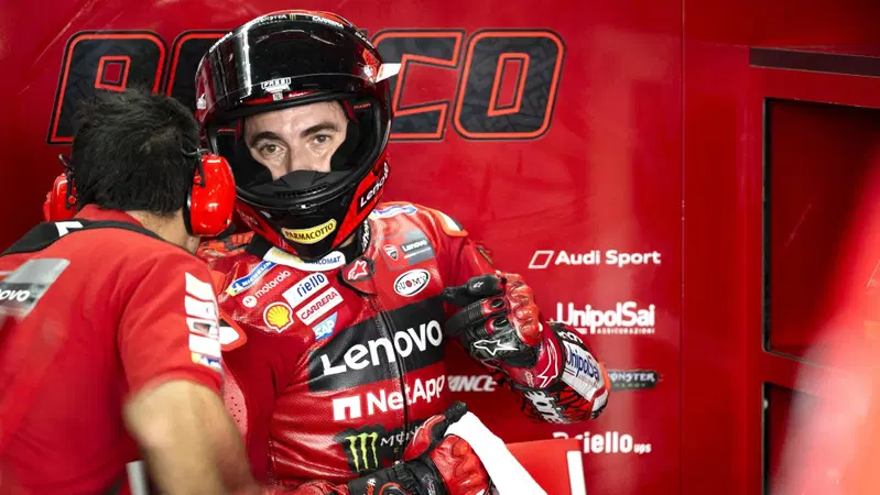 MotoGP 2023. GP della Thailandia. Pecco Bagnaia analizza lo stile di Jorge Martin: "&Egrave; molto bravo in ingresso curva. Corpo a corpo? Qui pu&ograve; succedere"