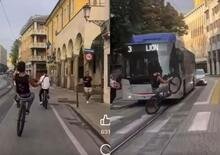 Padova, impenna in bici contromano schivando gli autobus. Il modo giusto per farsi molto male [VIDEO]
