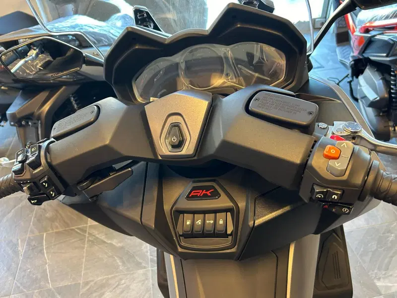 Kymco AK 550 Premium (2023 - 25) (4)