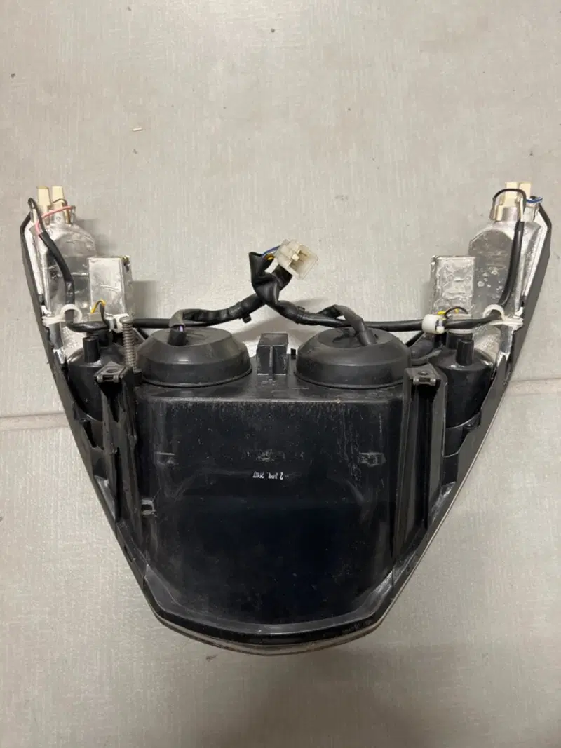 Faro Piaggio Beverly 250 (2)