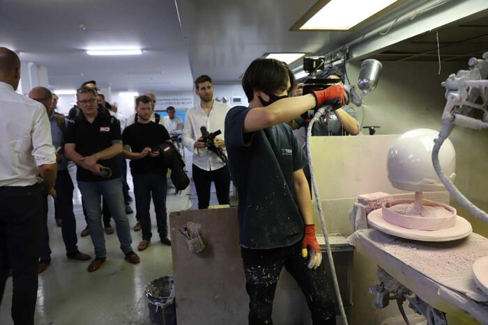 Ogni lavorazione è svolta manualmente. Chi esegue i controlli di qualità appone la sua firma dentro il casco