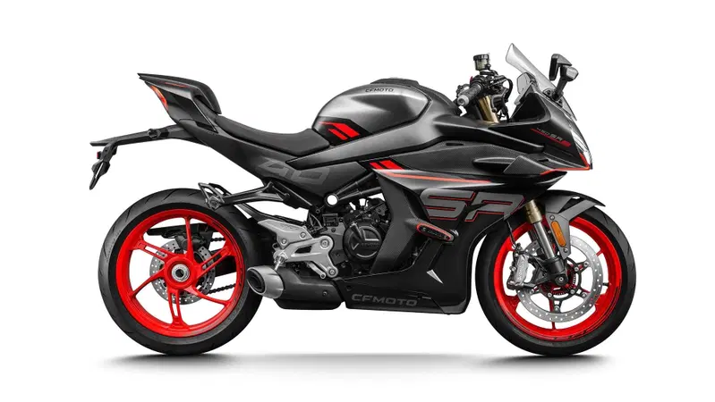 CFMOTO 450SR S: le caratteristiche tecniche della bicilindrica cinese [VIDEO]