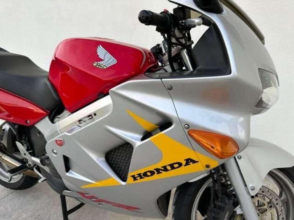 Honda VFR 800 (1998 - 01) (4)