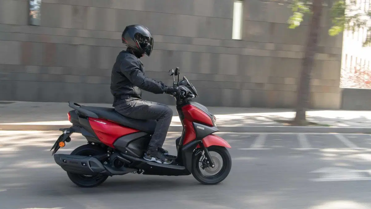 EICMA 2023: Yamaha lancia lo scooter RayZR (2)