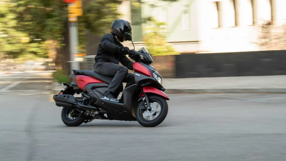 EICMA 2023: Yamaha lancia lo scooter RayZR (3)