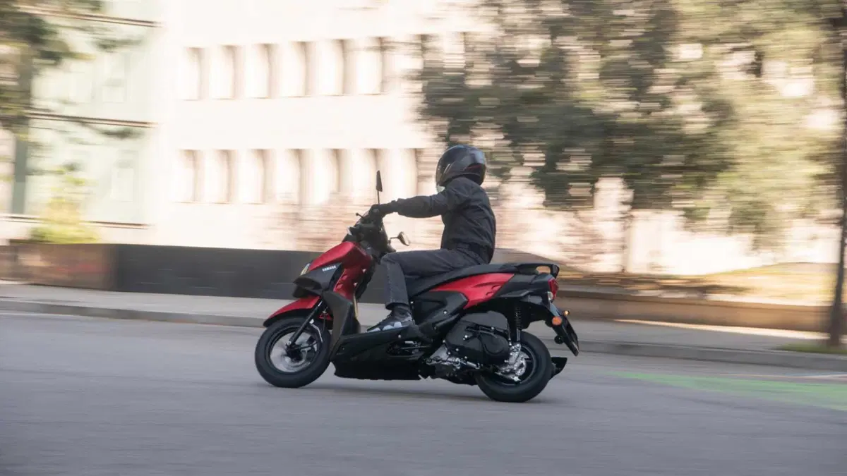 EICMA 2023: Yamaha lancia lo scooter RayZR (5)