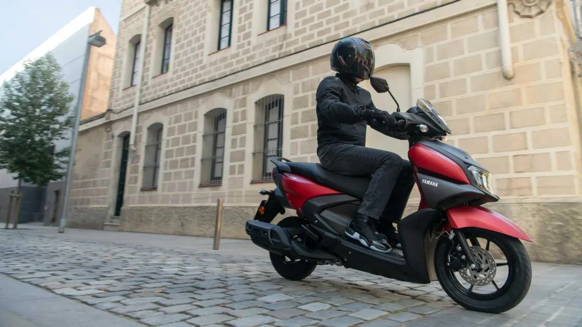 EICMA 2023: Yamaha lancia lo scooter RayZR (8)