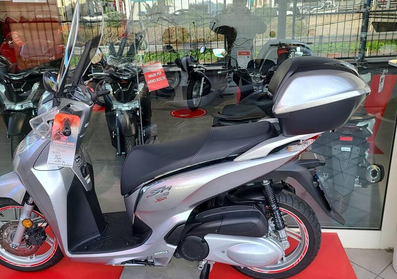 Honda SH 300 usata a Frattaminore per € 4.200