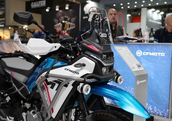 Eicma 2023: CFMOTO 450MT, l'Adventure bicilindrica [VIDEO]