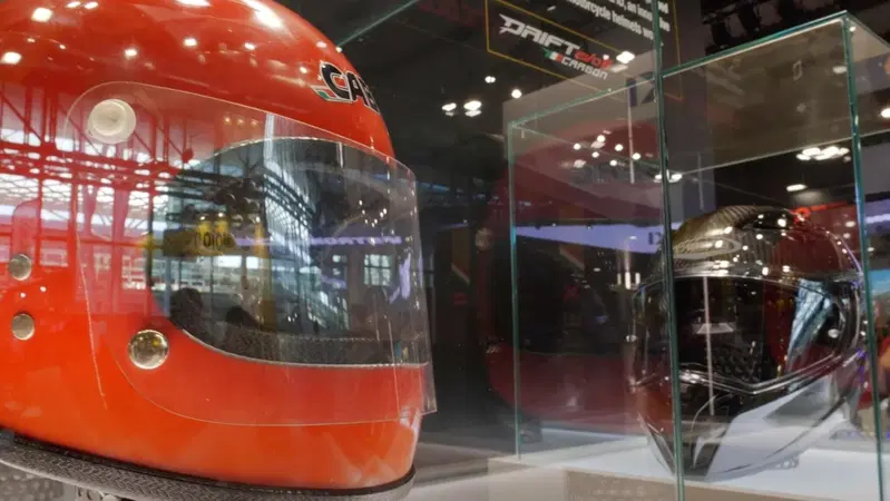 EICMA 2023. Caberg, mezzo secolo per la sicurezza: ecco il nuovo Drift Evo 2 con sistema SOS MEDICAL ID [VIDEO]
