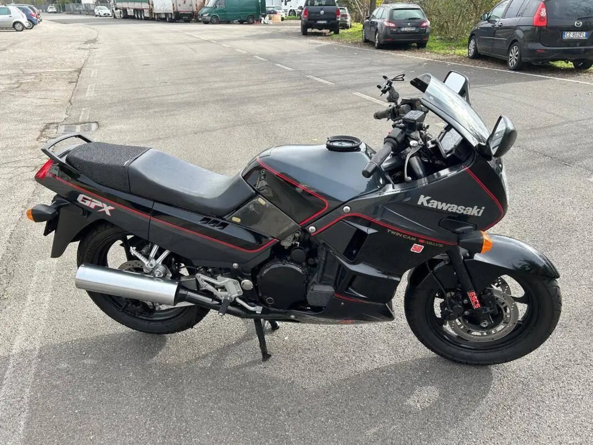 Kawasaki GPX 750 R (3)