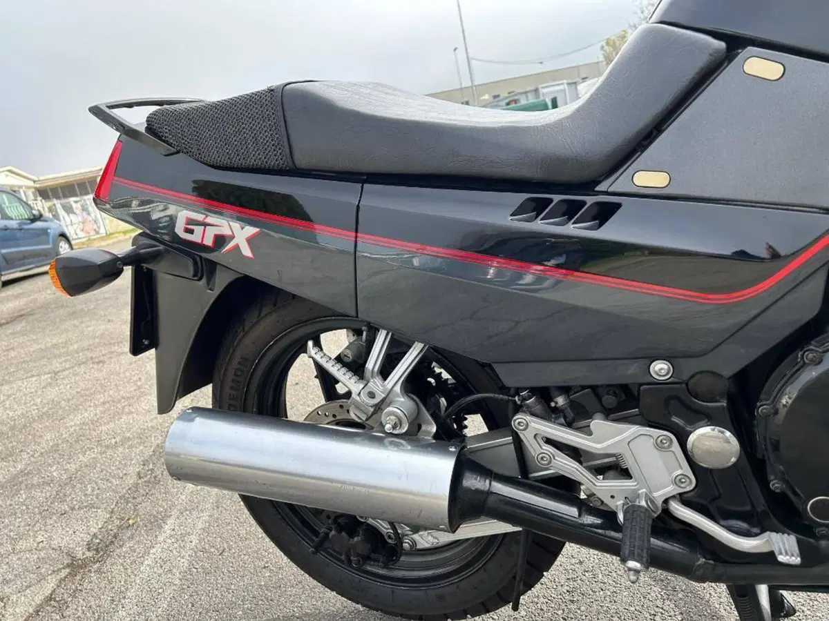 Kawasaki GPX 750 R (4)