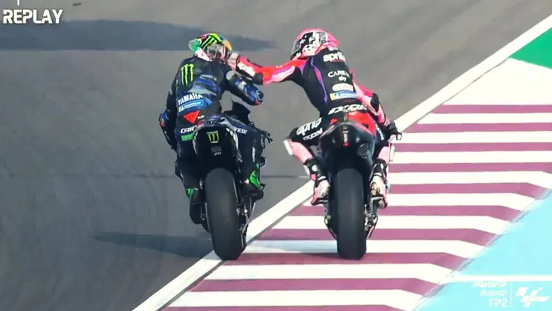 MotoGP 2023. GP del Qatar. Schiaffo sul casco di Franco Morbidelli: 10mila euro di multa e retrocessione in griglia per Aleix Espargaro [VIDEO]