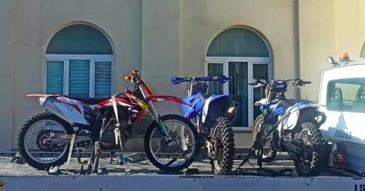 Castellammare, gare folli con le motocross in pieno centro. Beccati dopo l'imboscata dei carabinieri