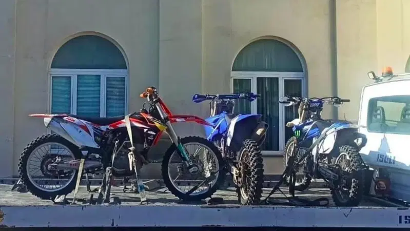 Castellammare, gare folli con le motocross in pieno centro. Beccati dopo l'imboscata dei carabinieri