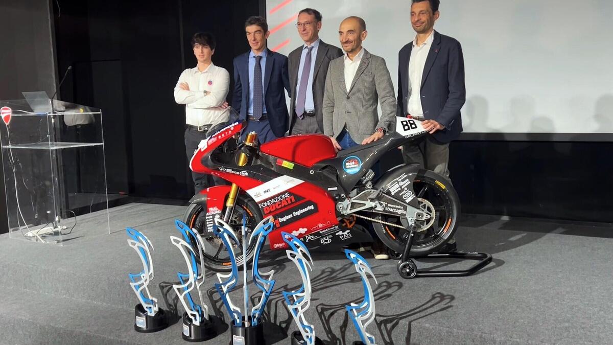 Divertimento in pole position con la moto elettrica ducati con