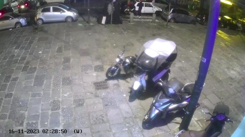 Napoli, rubano uno scooter e lo caricano nel bagagliaio della Panda [VIDEO]