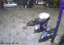 Napoli, rubano uno scooter e lo caricano nel bagagliaio della Panda [VIDEO]