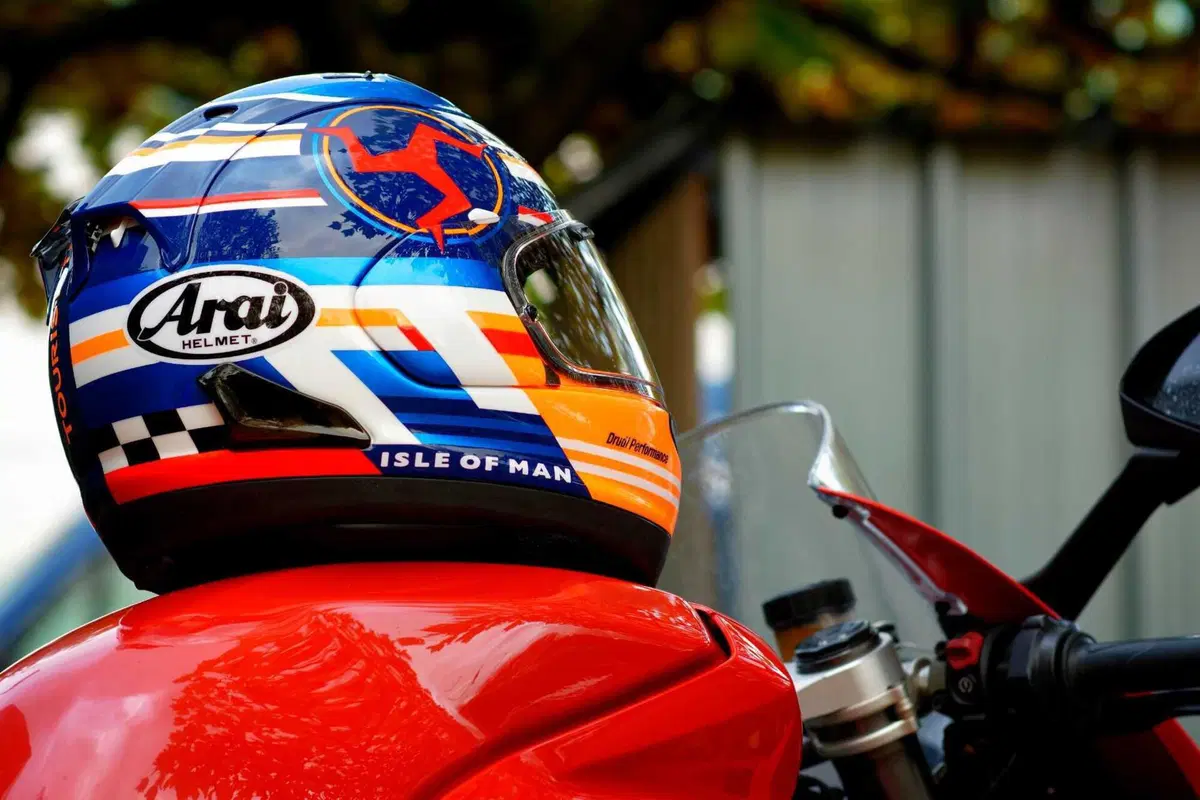 Arai RX-7V Evo Isle Of Man TT, ecco la versione 2024!
