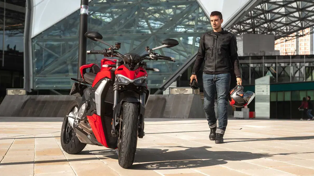 Ducati presenta la collezione abbigliamento 2024 (3)