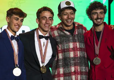 MotoGP 2023. GP di Valencia. Valentino Rossi in mezzo ai tre campioni, l'abbraccio Pecco Bagnaia-Jorge Martin, quello tra Aleix Espargaro e Franco Morbidelli e altre foto dall'ultimo weekend [GALLERY]