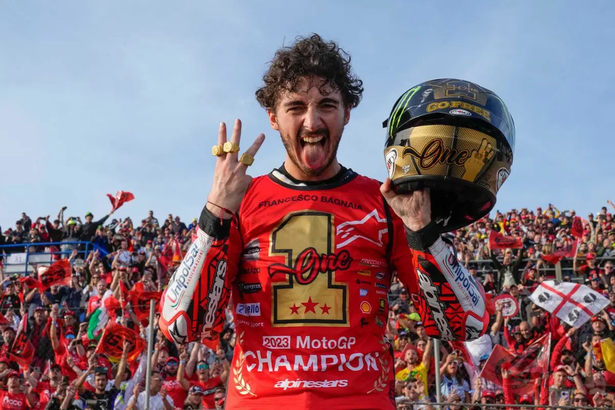 MotoGP 2023. GP di Valencia. Valentino Rossi in mezzo ai tre campioni, l'abbraccio Pecco Bagnaia-Jorge Martin, quello tra Aleix Espargaro e Franco Morbidelli e altre foto dall'ultimo weekend [GALLERY] (7)