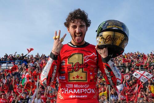 MotoGP 2023. GP di Valencia. Valentino Rossi in mezzo ai tre campioni, l'abbraccio Pecco Bagnaia-Jorge Martin, quello tra Aleix Espargaro e Franco Morbidelli e altre foto dall'ultimo weekend [GALLERY] (7)