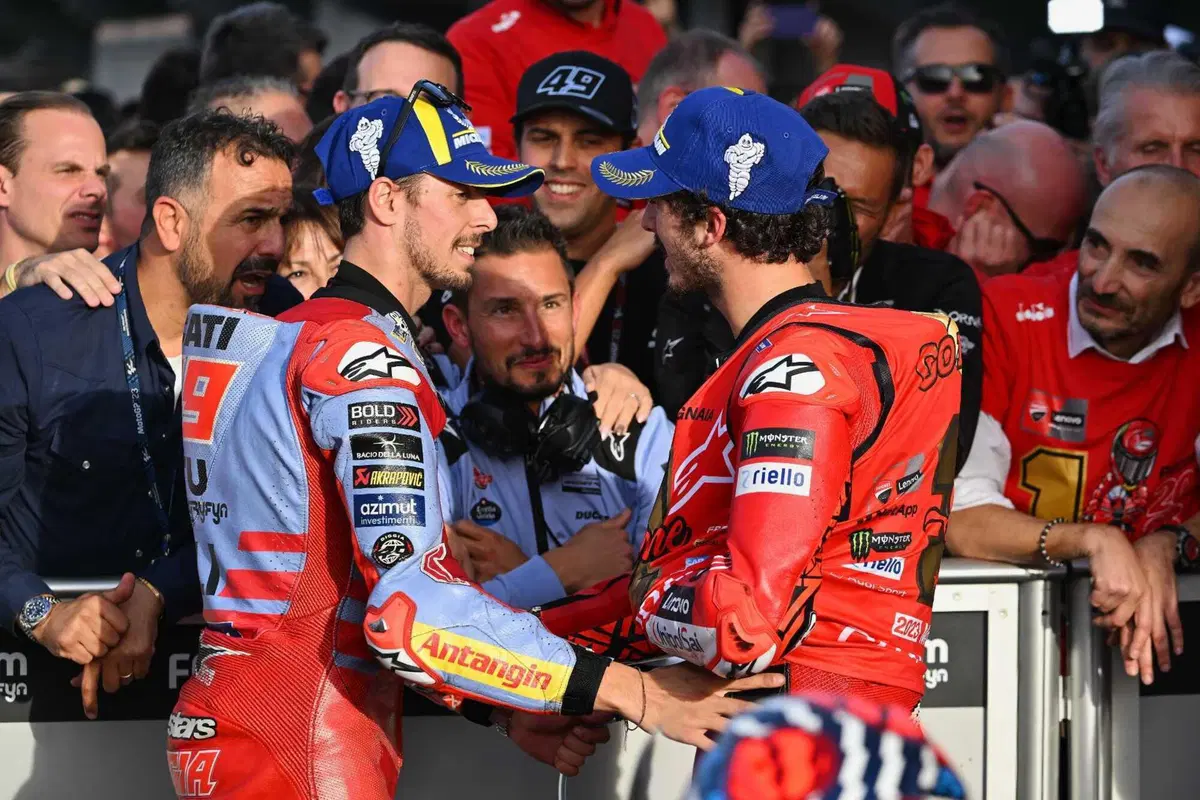 MotoGP 2023. GP di Valencia. Valentino Rossi in mezzo ai tre campioni, l'abbraccio Pecco Bagnaia-Jorge Martin, quello tra Aleix Espargaro e Franco Morbidelli e altre foto dall'ultimo weekend [GALLERY] (11)