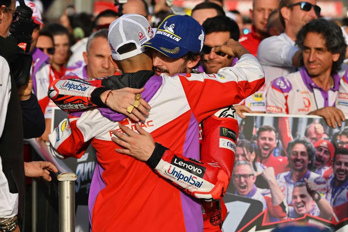 MotoGP 2023. GP di Valencia. Valentino Rossi in mezzo ai tre campioni, l'abbraccio Pecco Bagnaia-Jorge Martin, quello tra Aleix Espargaro e Franco Morbidelli e altre foto dall'ultimo weekend [GALLERY] (14)