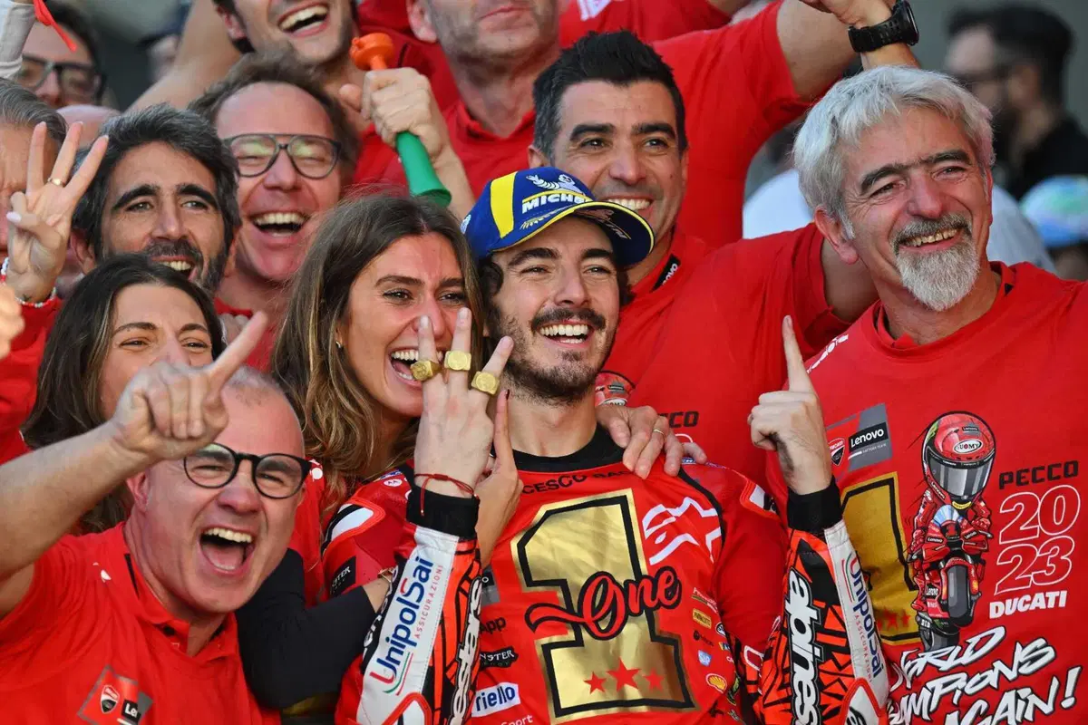 MotoGP 2023. GP di Valencia. Valentino Rossi in mezzo ai tre campioni, l'abbraccio Pecco Bagnaia-Jorge Martin, quello tra Aleix Espargaro e Franco Morbidelli e altre foto dall'ultimo weekend [GALLERY] (15)